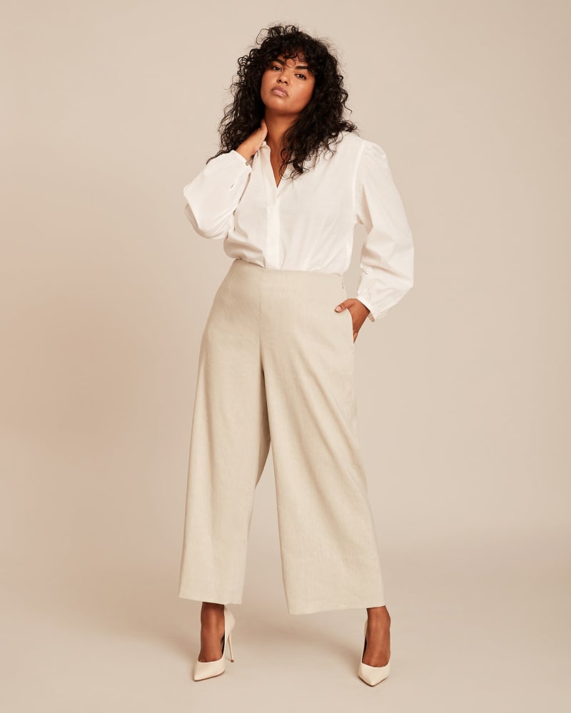 Front of a model wearing a size 20 Linen Crop Pant in NUDE by Vince. | dia_product_style_image_id:231294